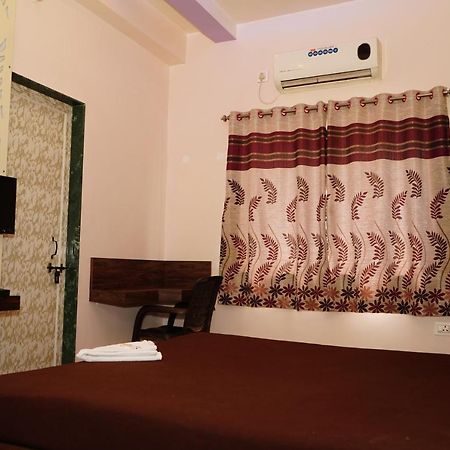 Yuvraj Lodge Osmanabad Exterior foto