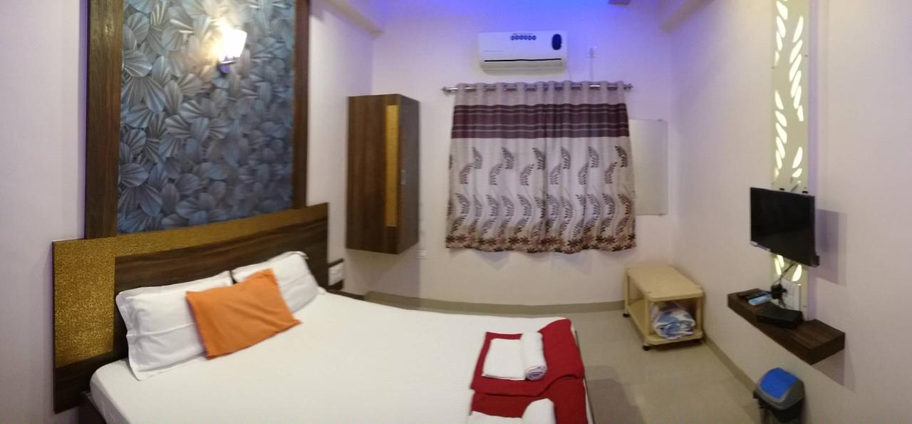 Yuvraj Lodge Osmanabad Exterior foto