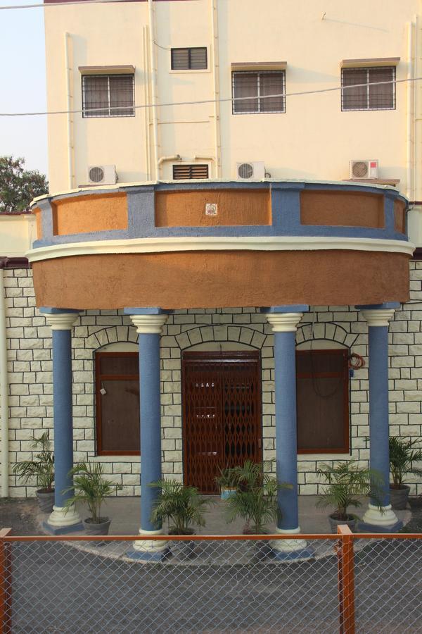 Yuvraj Lodge Osmanabad Exterior foto