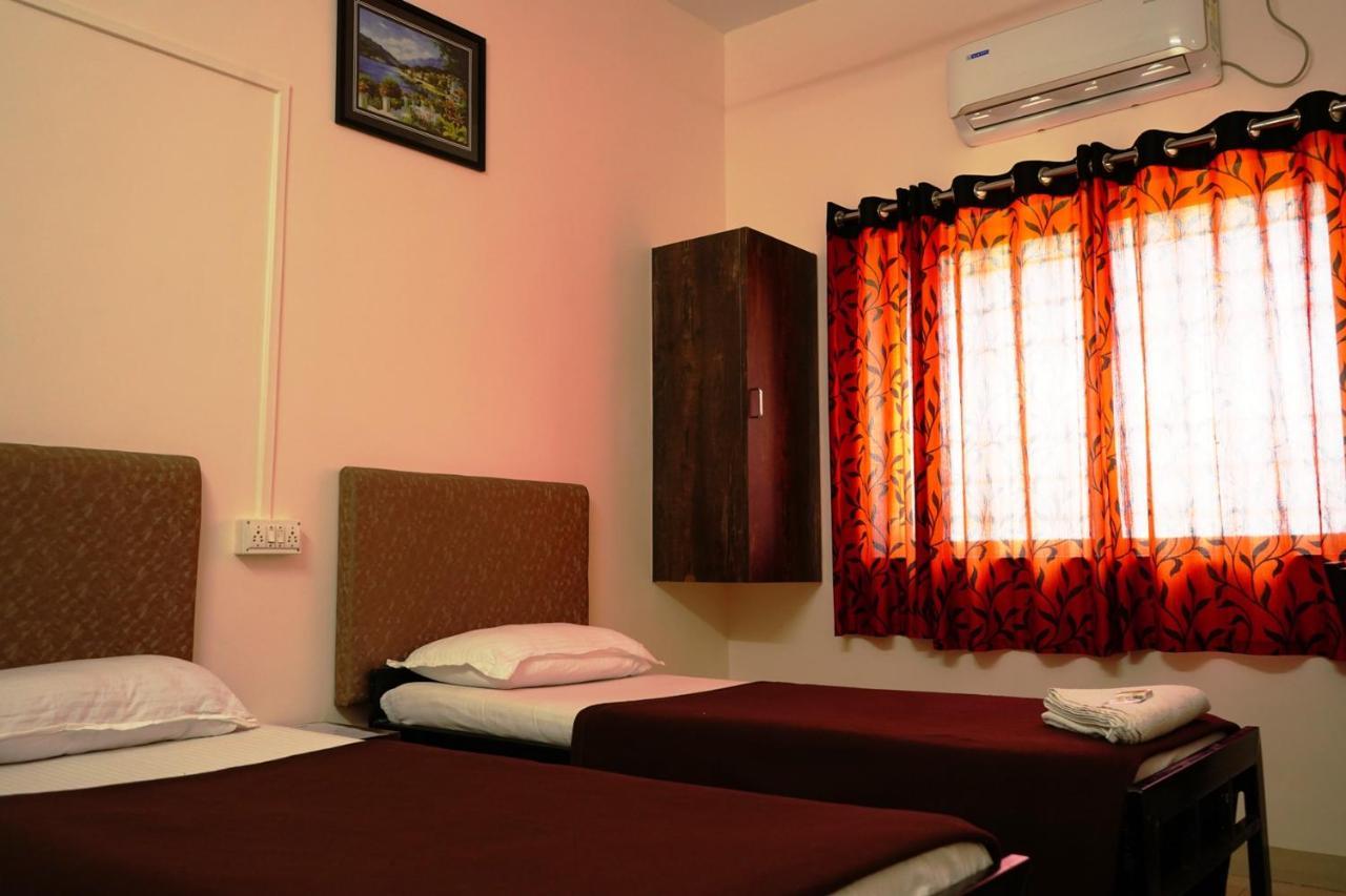 Yuvraj Lodge Osmanabad Exterior foto