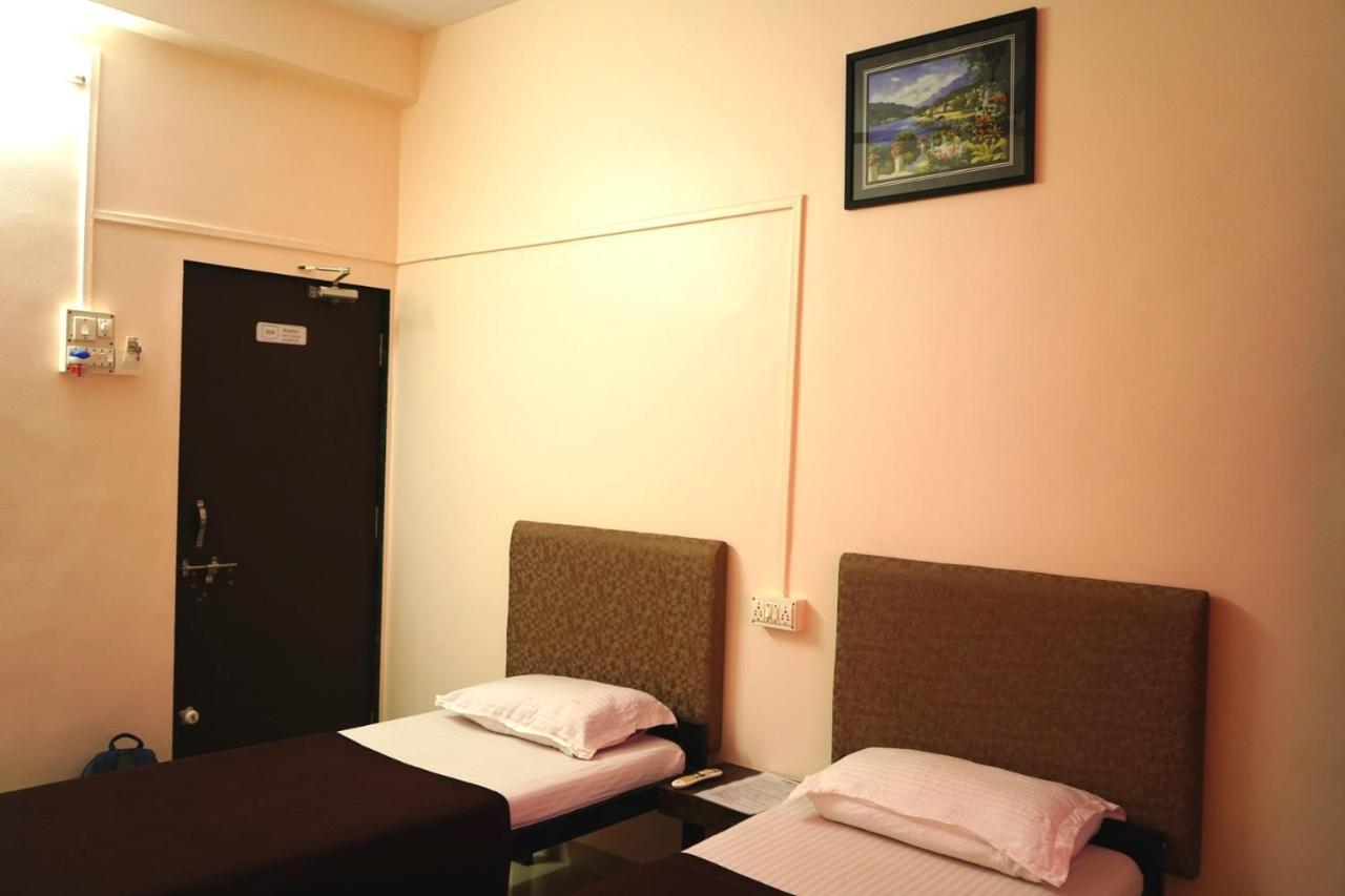 Yuvraj Lodge Osmanabad Exterior foto