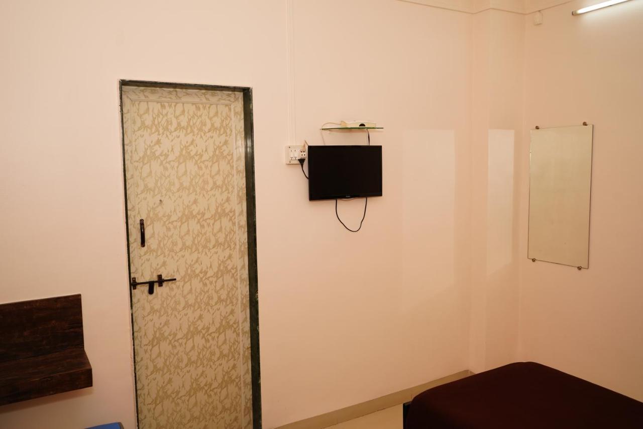 Yuvraj Lodge Osmanabad Exterior foto
