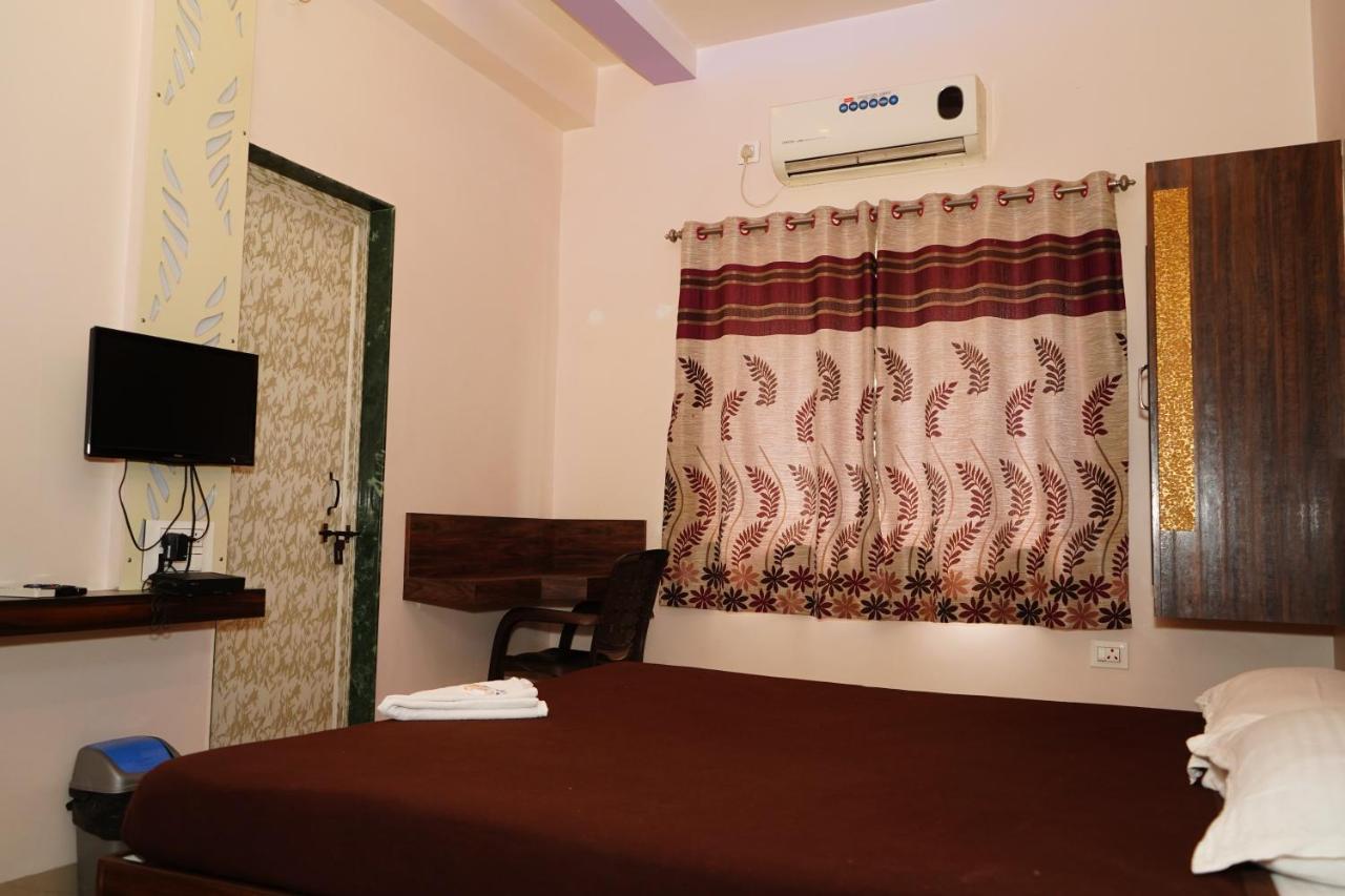 Yuvraj Lodge Osmanabad Exterior foto